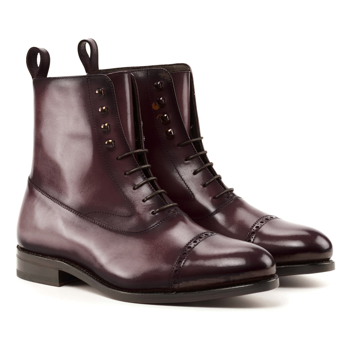 Bottines Balmoral en cuir teinté main bordeaux, vue de trois quarts avant