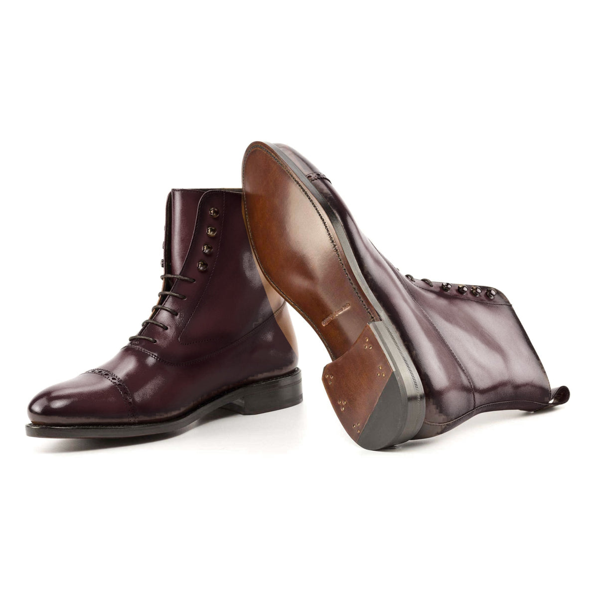 Bottines Balmoral en cuir teinté main bordeaux : une bottine couchée montre la semelle