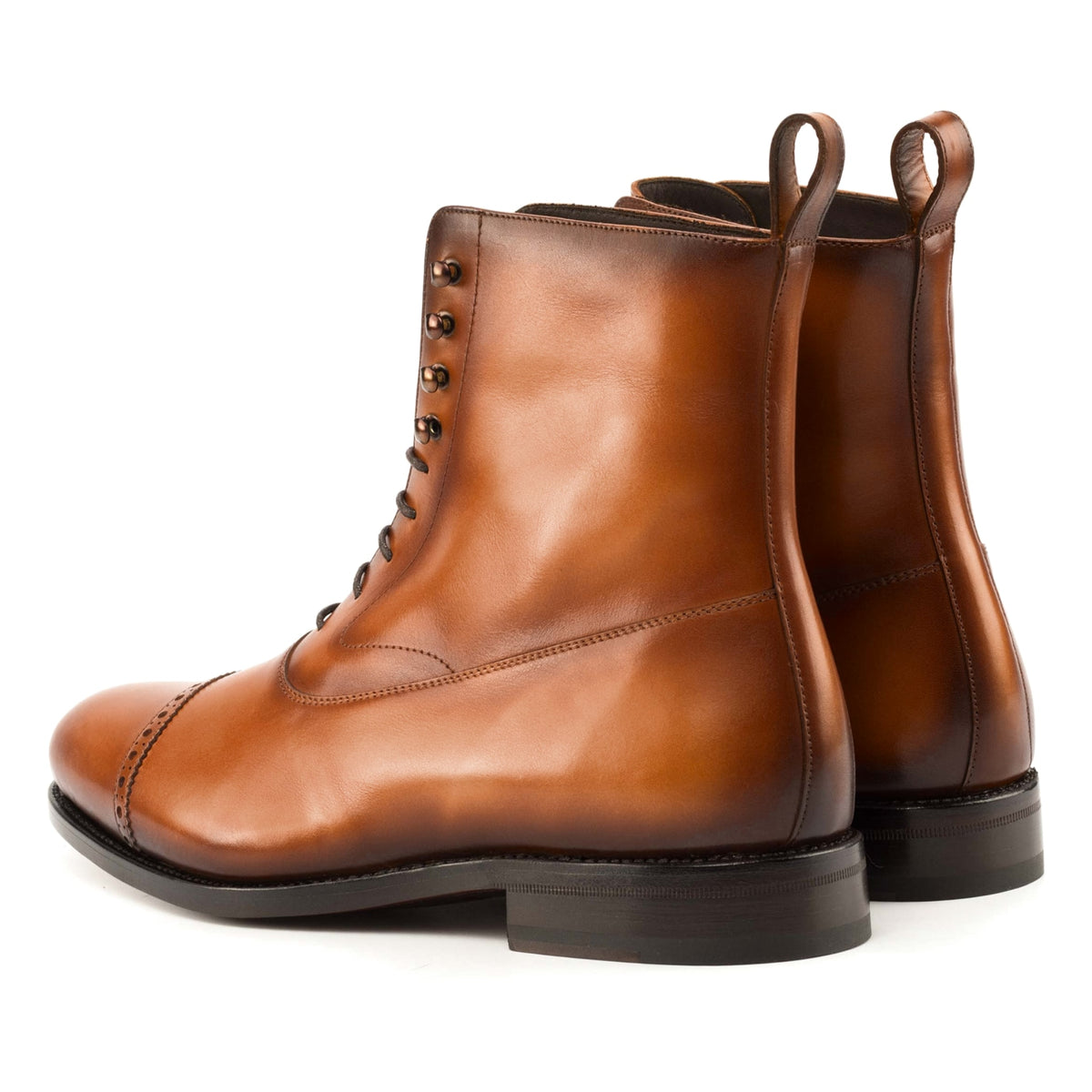Bottines Balmoral en cuir teinté main cognac, vue de trois quarts arrière