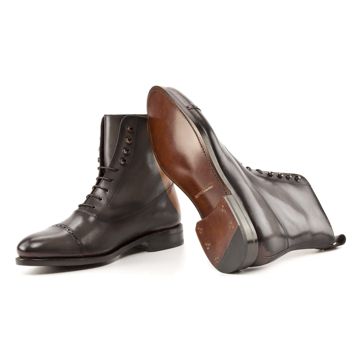 Bottines Balmoral en cuir teinté main gris : une bottine couchée montre la semelle