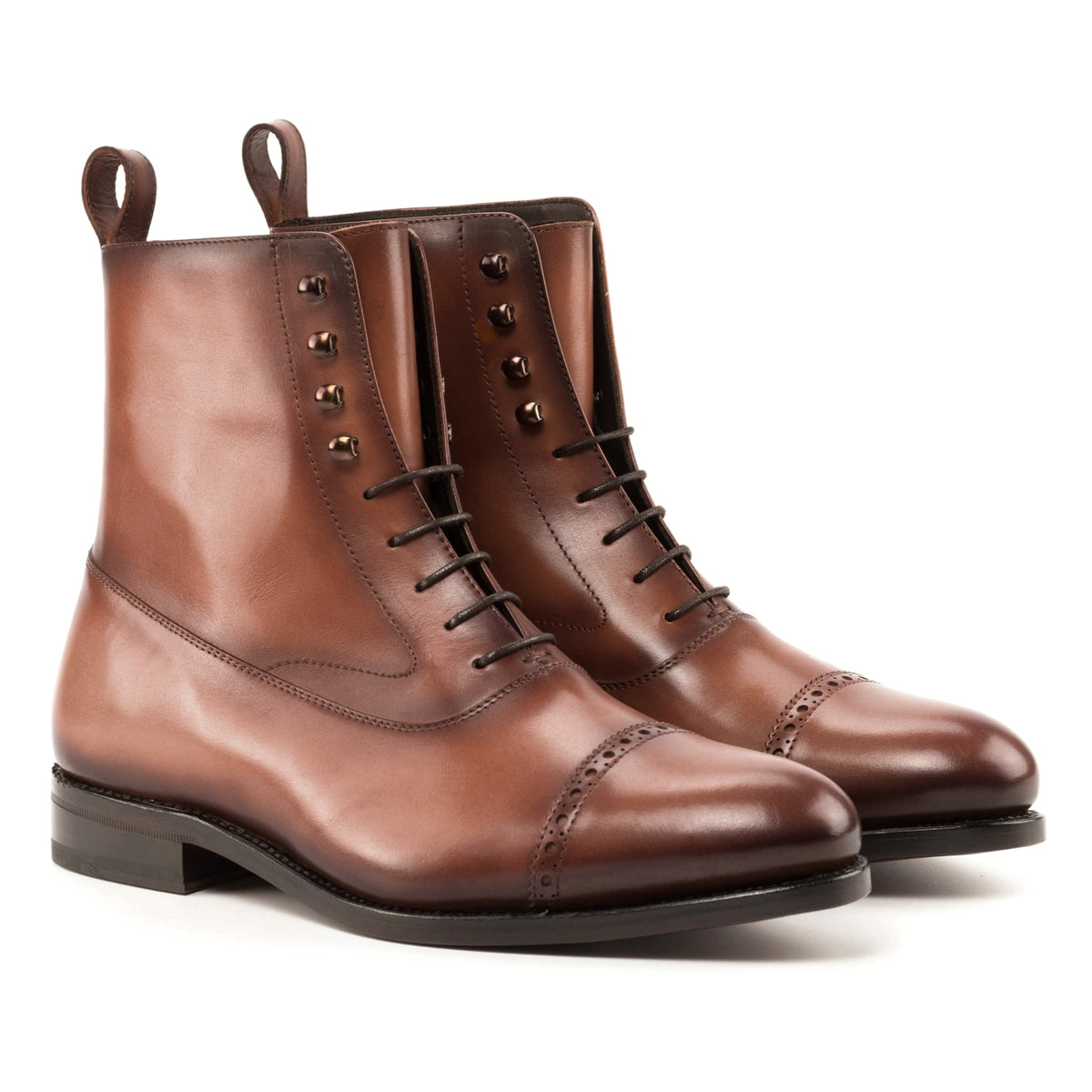 Bottines Balmoral en cuir teinté main marron moyen, vue de trois quarts avant