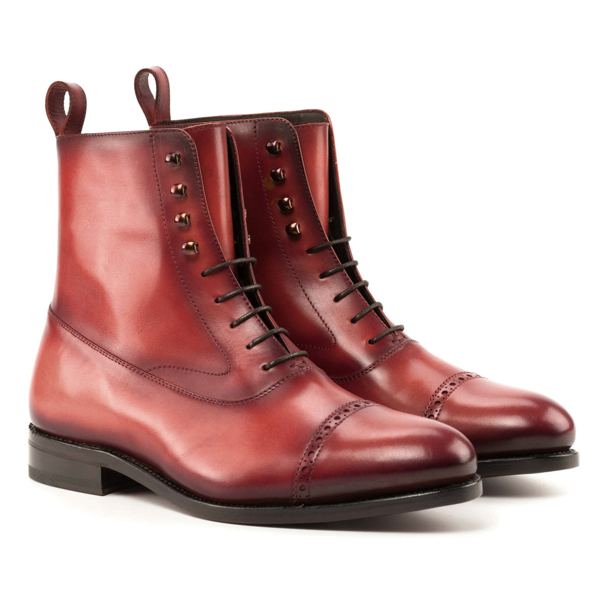 Bottines Balmoral en cuir teinté main rouge, vue de trois quarts avant