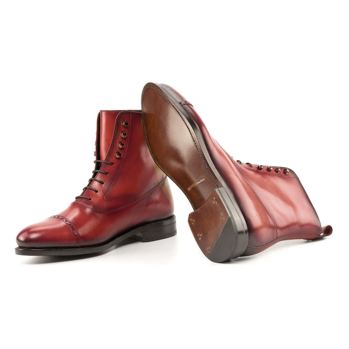 Bottines Balmoral en cuir teinté main rouge : une bottine couchée montre la semelle