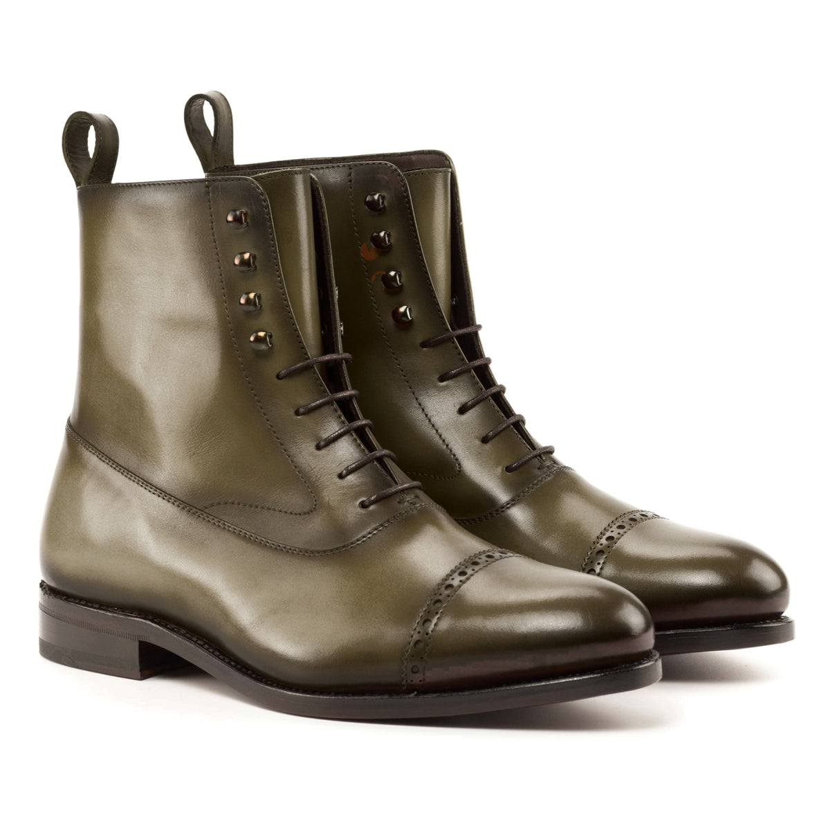 Bottines Balmoral en cuir teinté main vert olive, vue de trois quarts avant