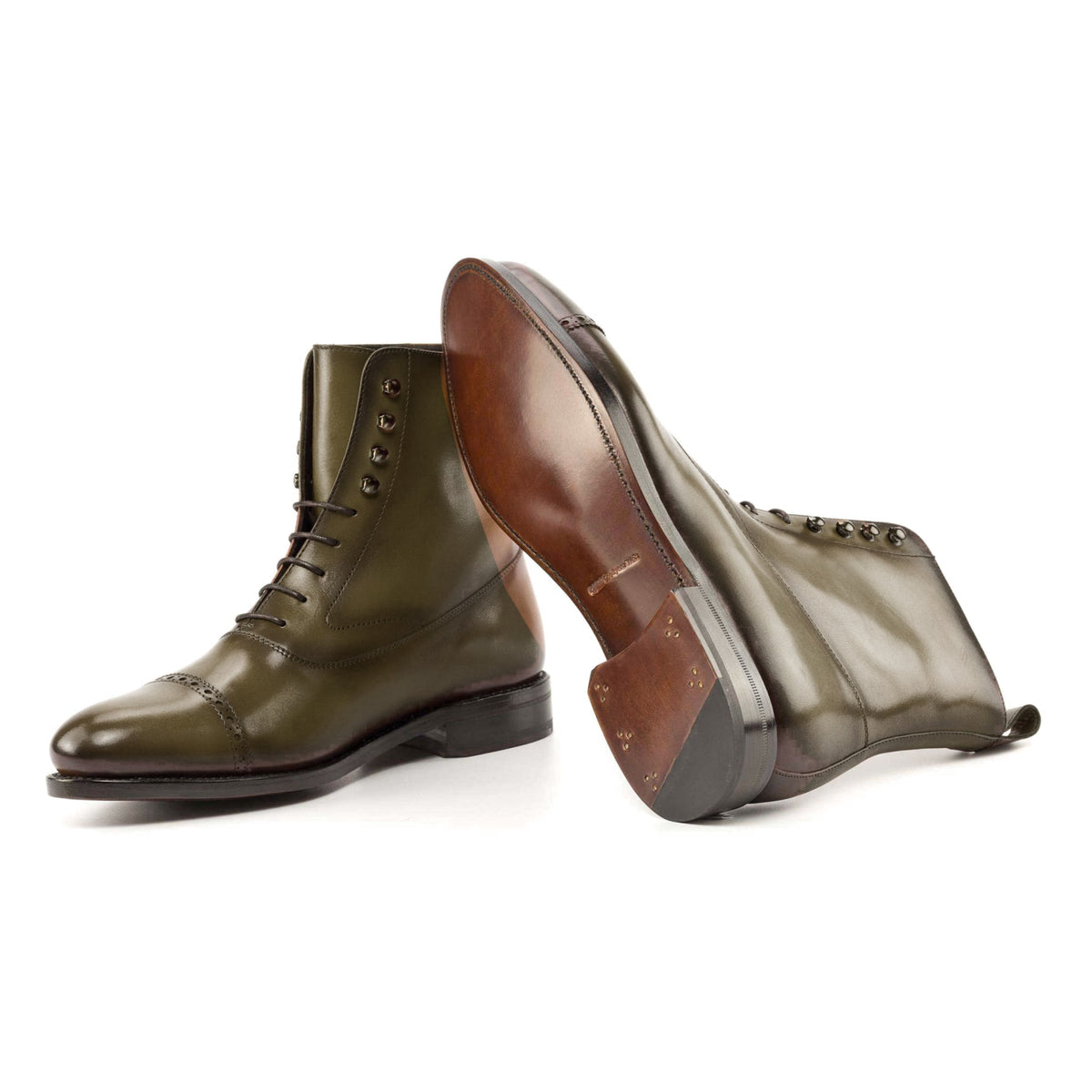 Bottines Balmoral en cuir teinté main vert olive : une bottine couchée montre la semelle