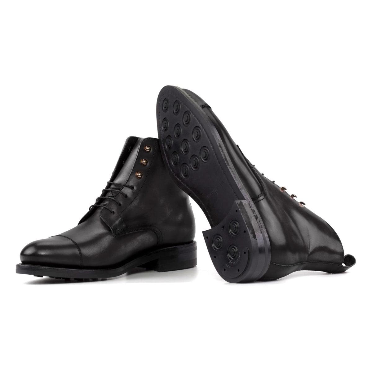 Bottines Bout Droit en cuir noir : une bottine couchée montre la semelle