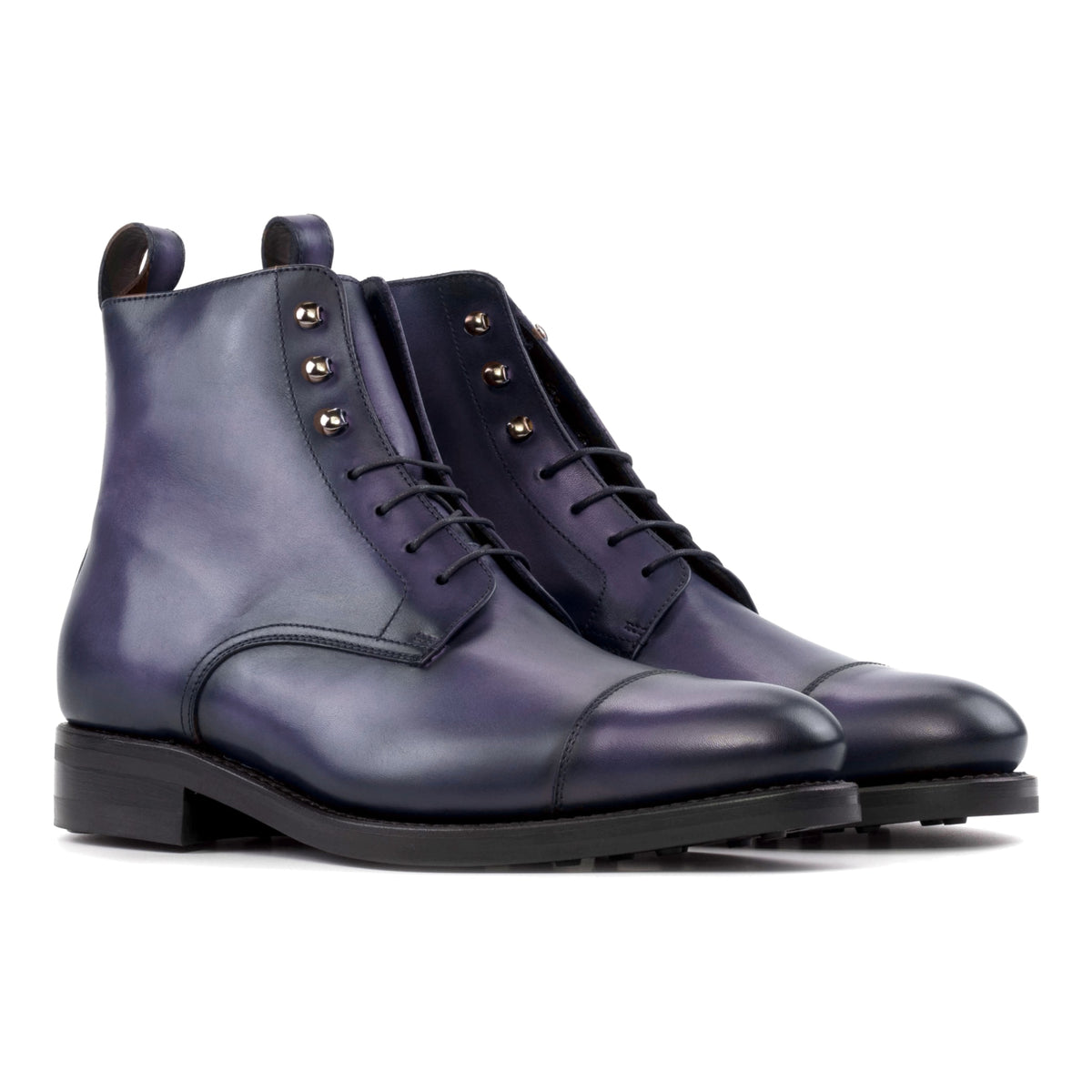 Bottines Bout Droit en cuir teinté main bleu pétrole, vue de trois quarts avant