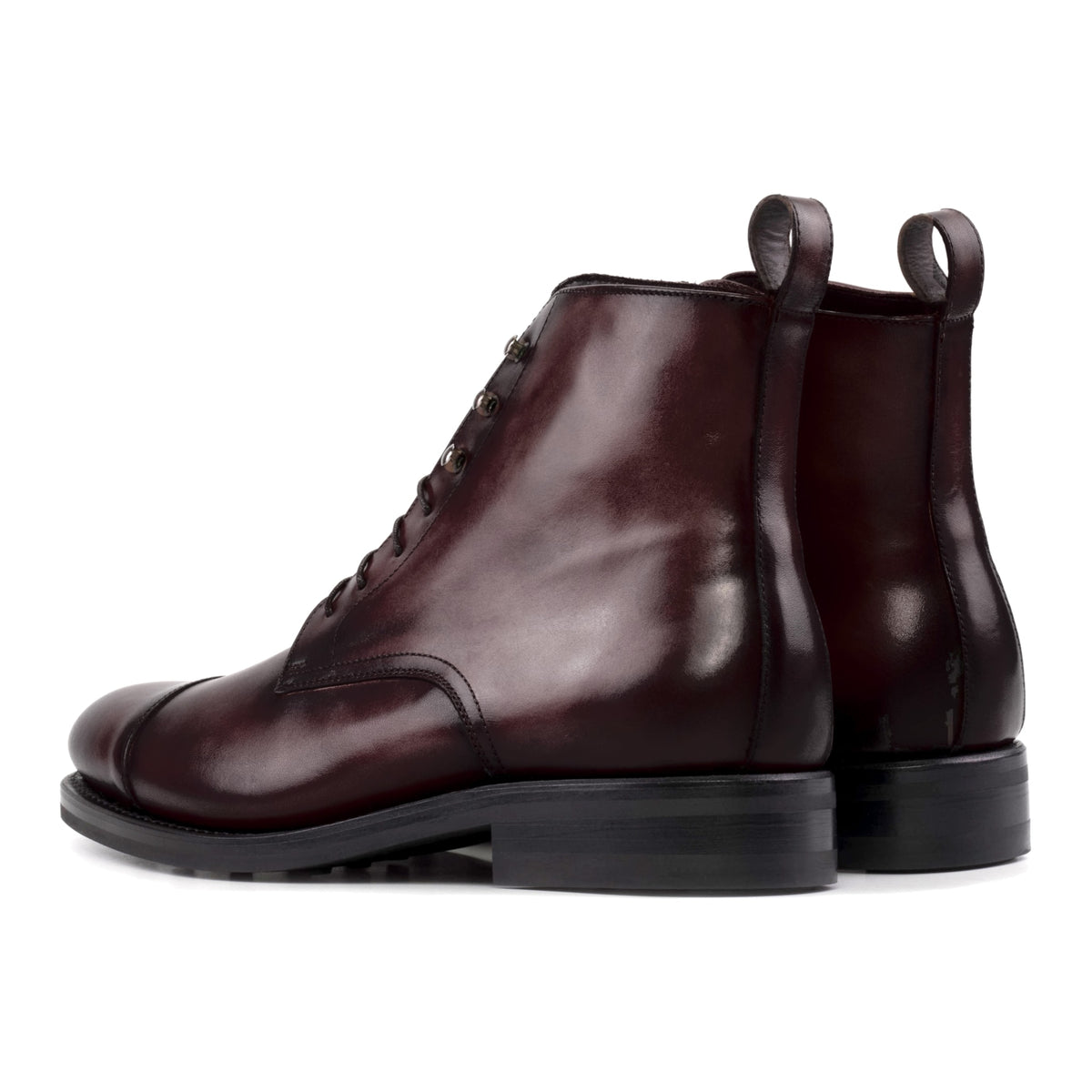 Bottines Bout Droit en cuir teinté main bordeaux, vue de trois quarts arrière