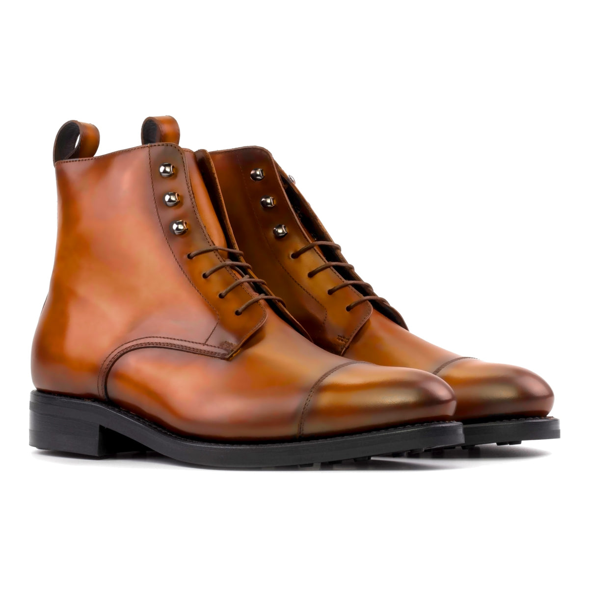 Bottines Bout Droit en cuir teinté main cognac, vue de trois quarts avant