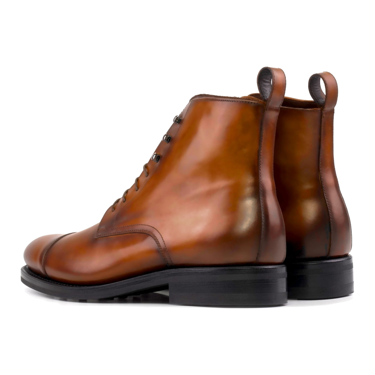 Bottines Bout Droit en cuir teinté main cognac, vue de trois quarts arrière