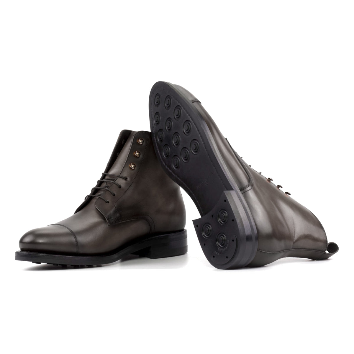 Bottines Bout Droit en cuir teinté main gris : une bottine couchée montre la semelle