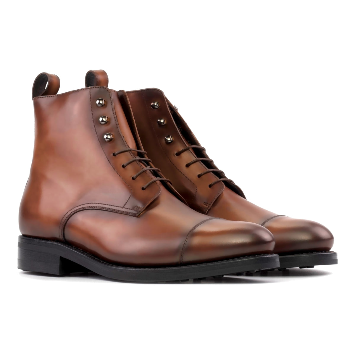 Bottines Bout Droit en cuir teinté main marron moyen, vue de trois quarts avant
