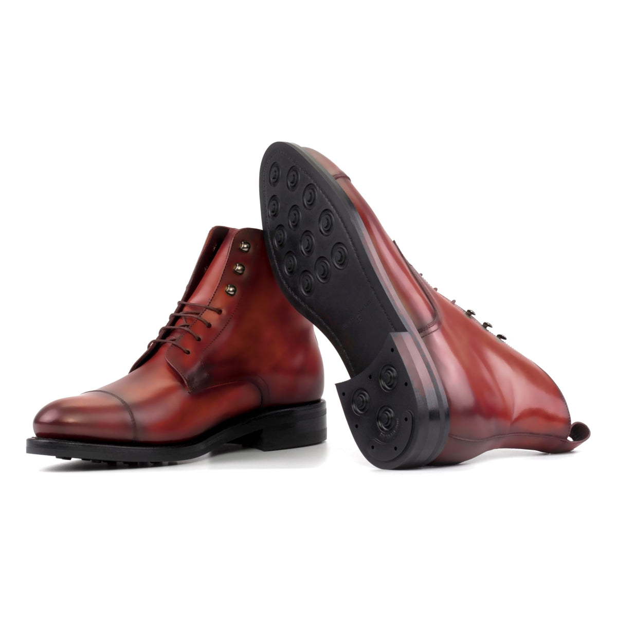 Bottines Bout Droit en cuir teinté main rouge : une bottine couchée montre la semelle