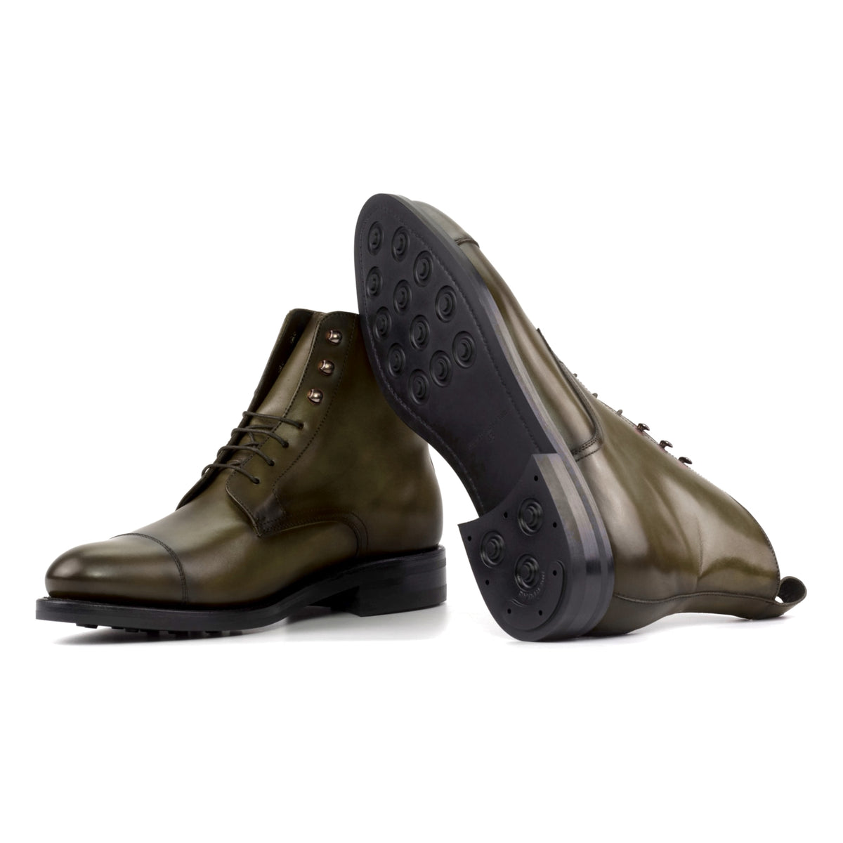 Bottines Bout Droit en cuir teinté main vert olive : une bottine couchée montre la semelle