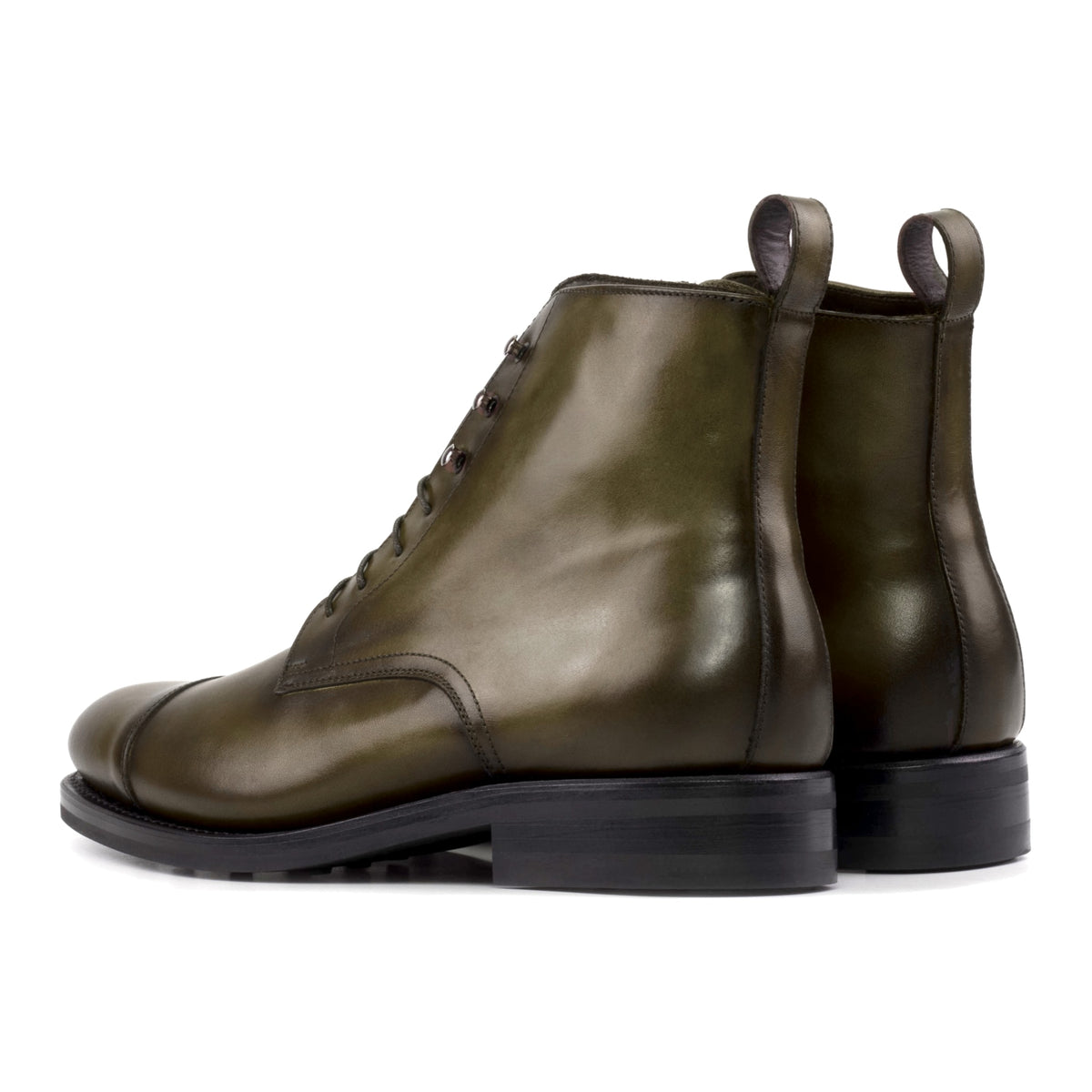 Bottines Bout Droit en cuir teinté main vert olive, vue de trois quarts arrière