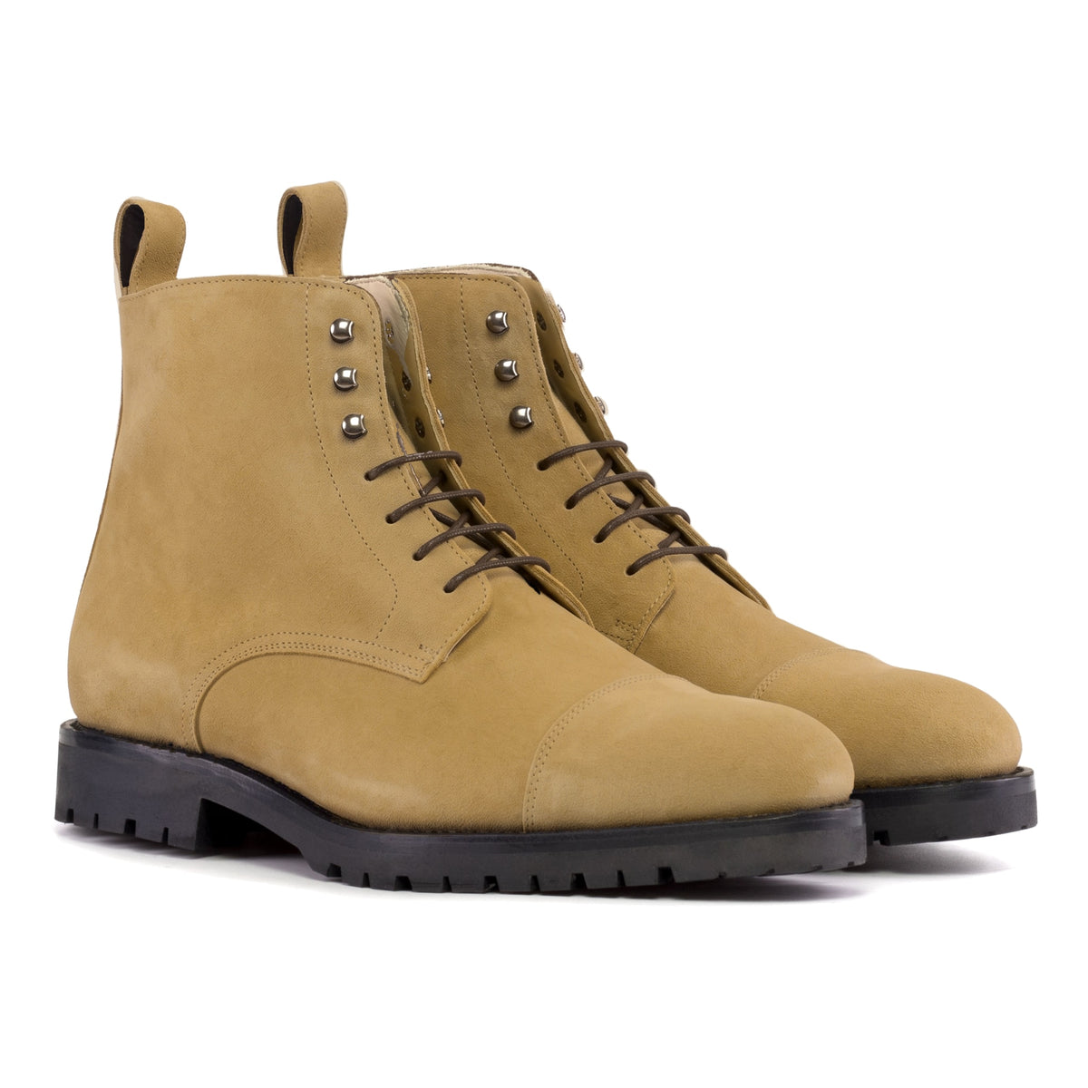 Bottines Bout Droit en daim camel, vue de trois quarts avant