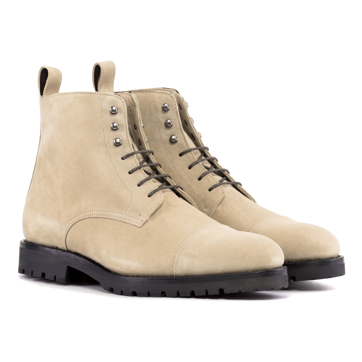 Bottines Bout Droit en daim de chevreau beige, vue de trois quarts avant