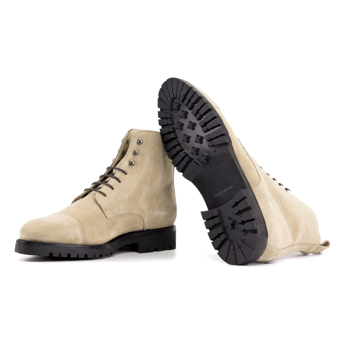 Bottines Bout Droit en daim de chevreau beige : une bottine couchée montre la semelle