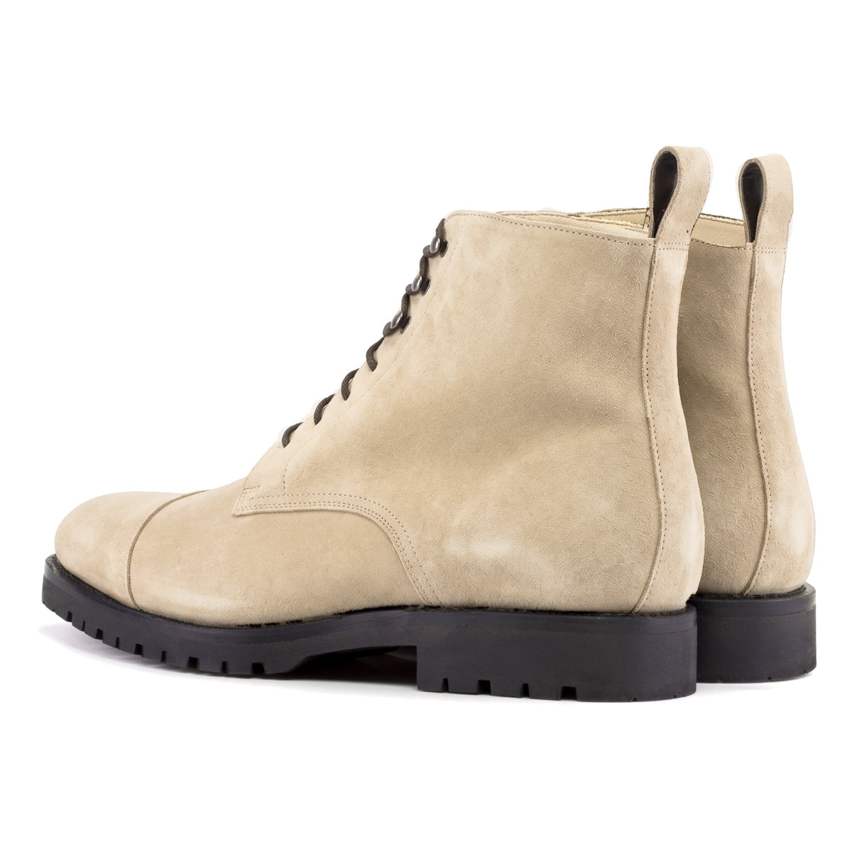 Bottines Bout Droit en daim de chevreau beige, vue de trois quarts arrière