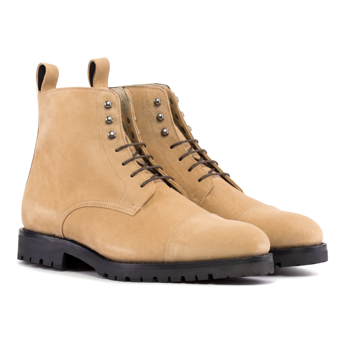 Bottines Bout Droit en daim de chevreau camel, vue de trois quarts avant