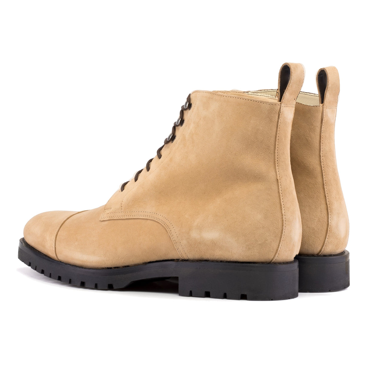 Bottines Bout Droit en daim de chevreau camel, vue de trois quarts arrière
