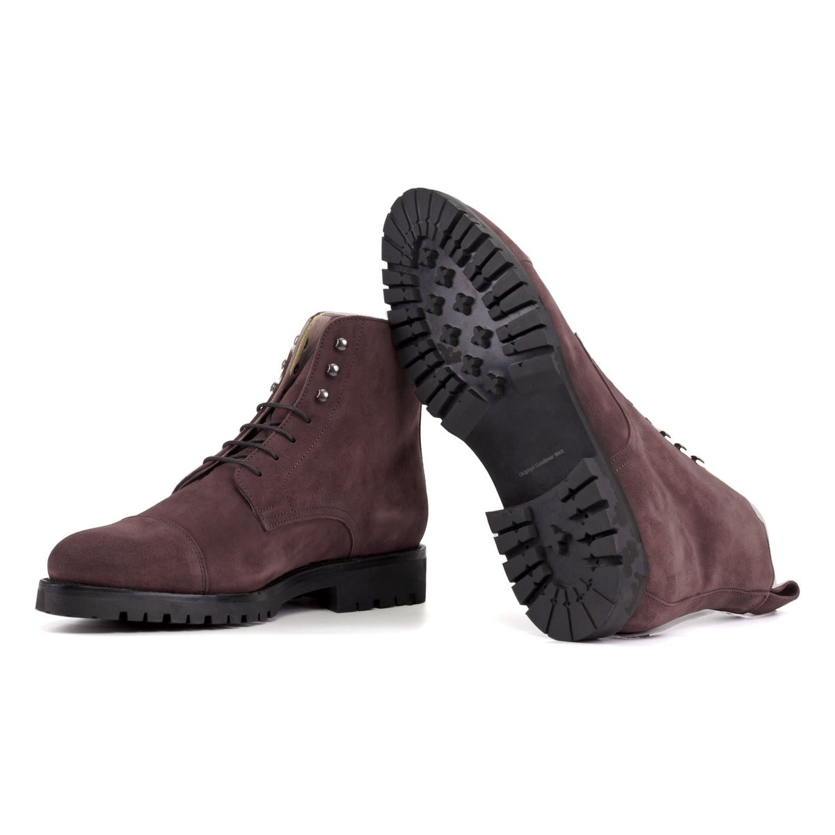 Bottines Bout Droit en daim de chevreau marron : une bottine couchée montre la semelle