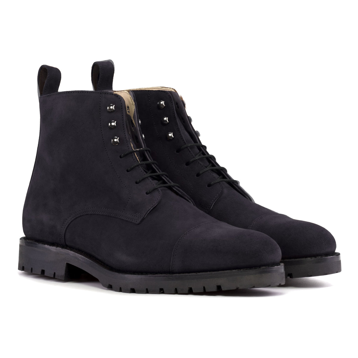 Bottines Bout Droit en daim de chevreau noir, vue de trois quarts avant