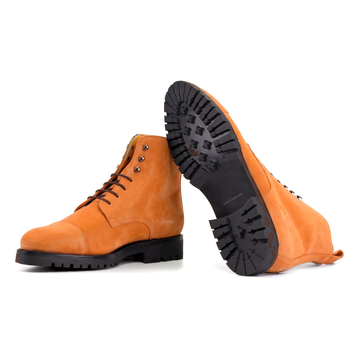 Bottines Bout Droit en daim de chevreau orange : une bottine couchée montre la semelle