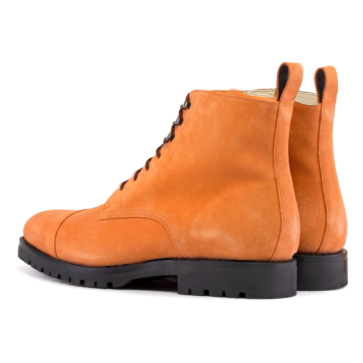 Bottines Bout Droit en daim de chevreau orange, vue de trois quarts arrière