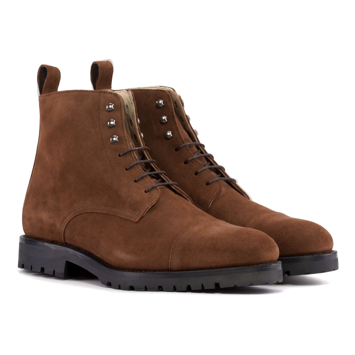 Bottines Bout Droit en daim marron moyen, vue de trois quarts avant