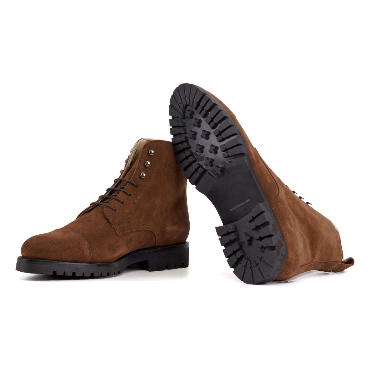 Bottines Bout Droit en daim marron moyen : une bottine couchée montre la semelle