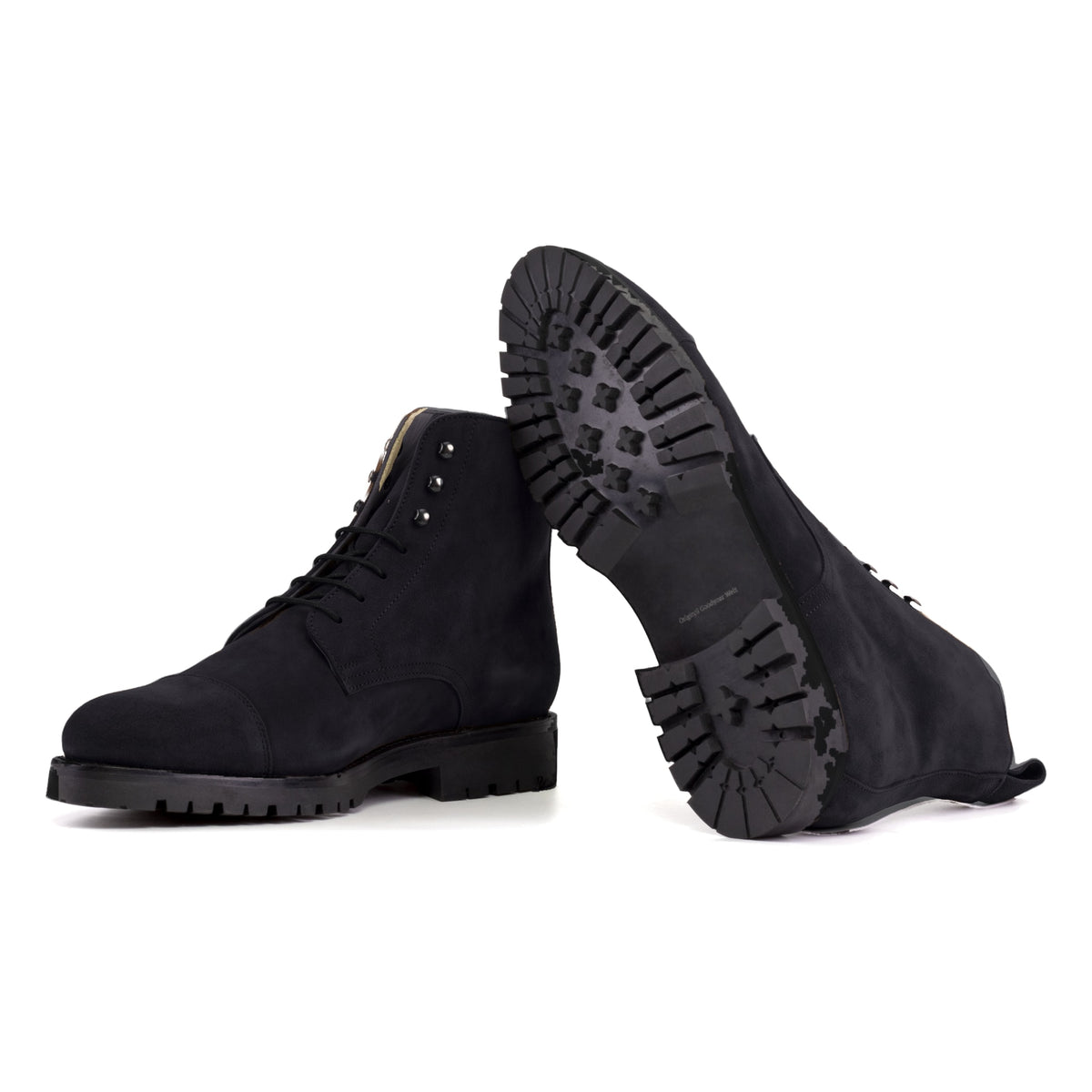 Bottines Bout Droit en daim noir : une bottine couchée montre la semelle