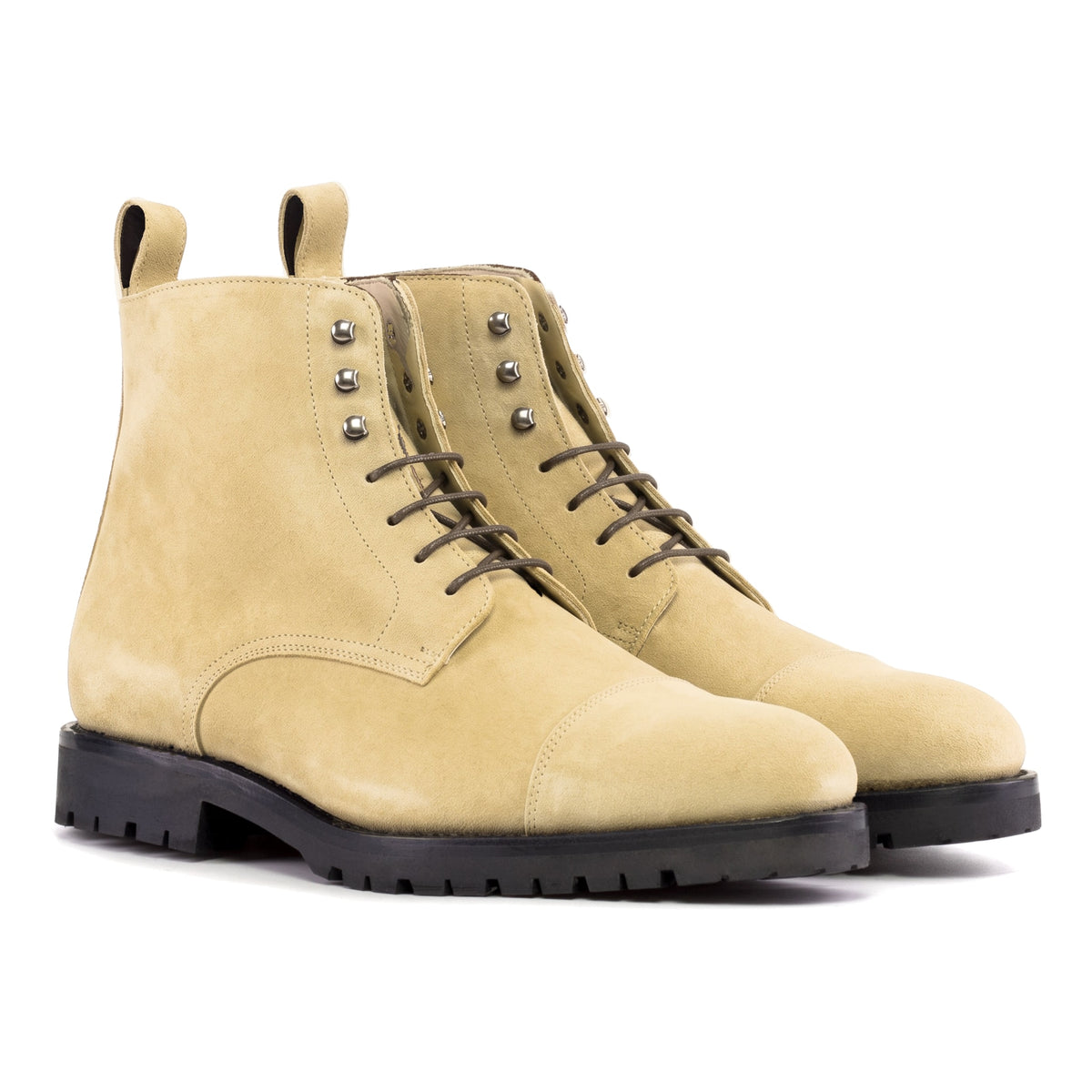 Bottines Bout Droit en daim sable, vue de trois quarts avant