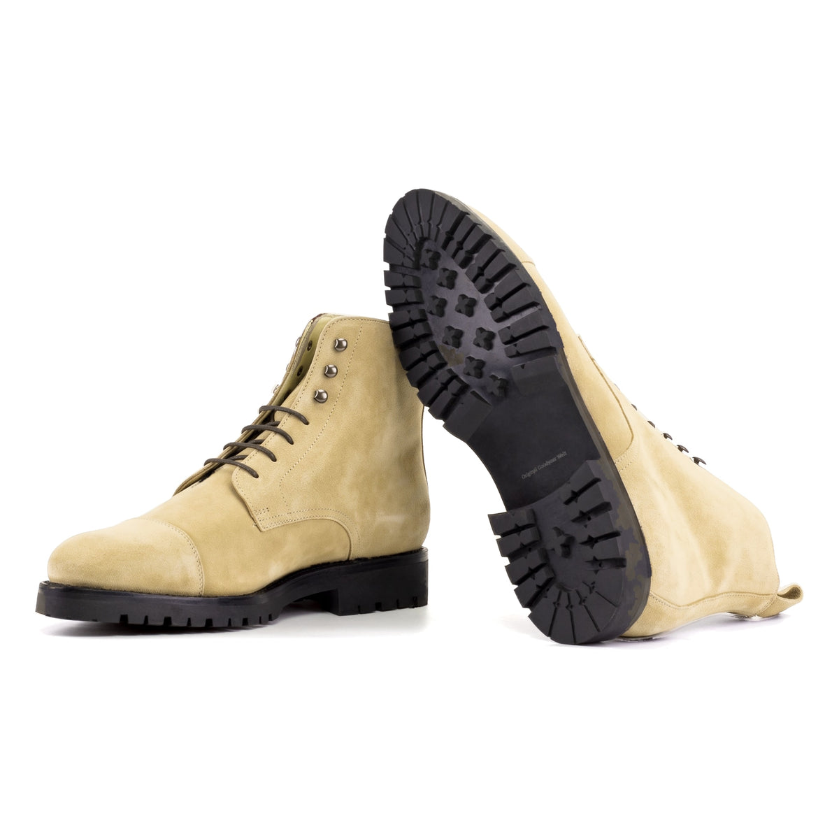 Bottines Bout Droit en daim sable : une bottine couchée montre la semelle
