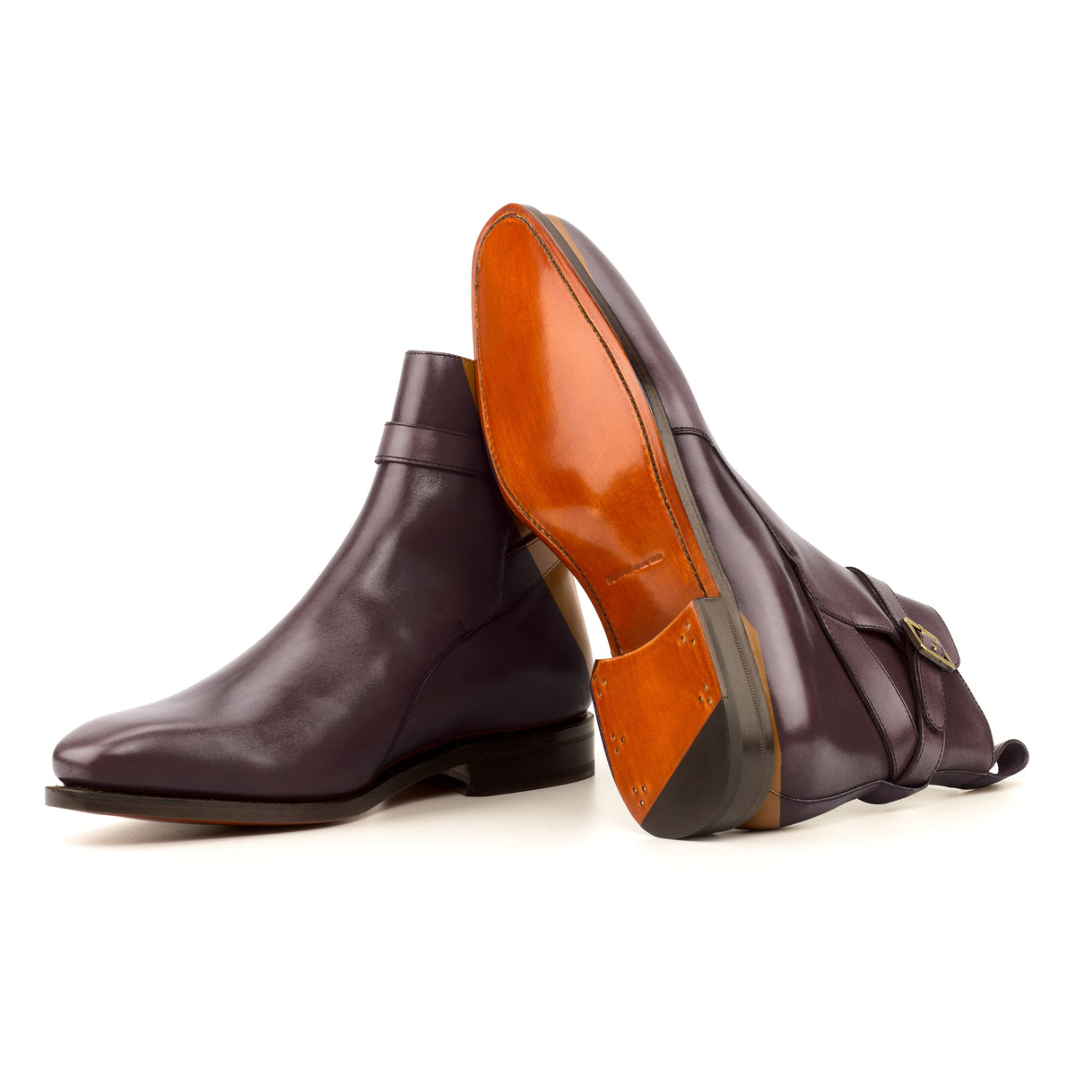 Bottines Jodhpur en cuir teinté main bordeaux : une bottine couchée montre la semelle