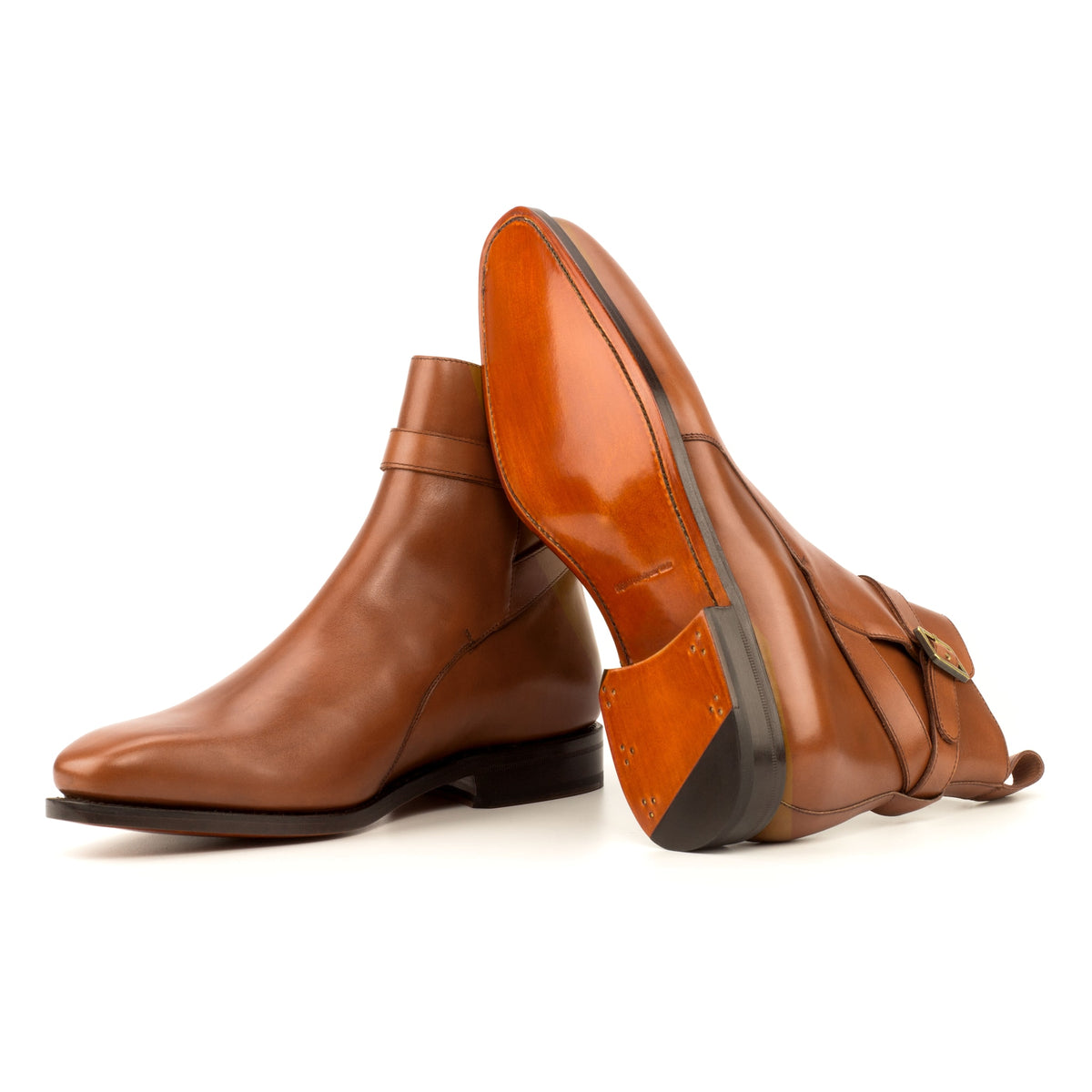 Bottines Jodhpur en cuir teinté main cognac : une bottine couchée montre la semelle