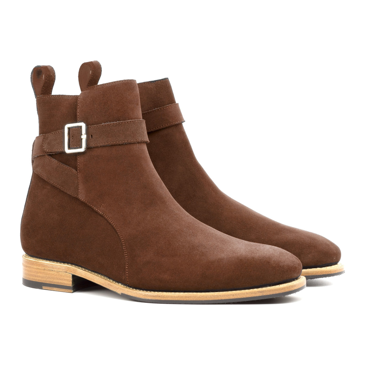 Bottines Jodhpur en daim marron moyen, vue de trois quarts avant