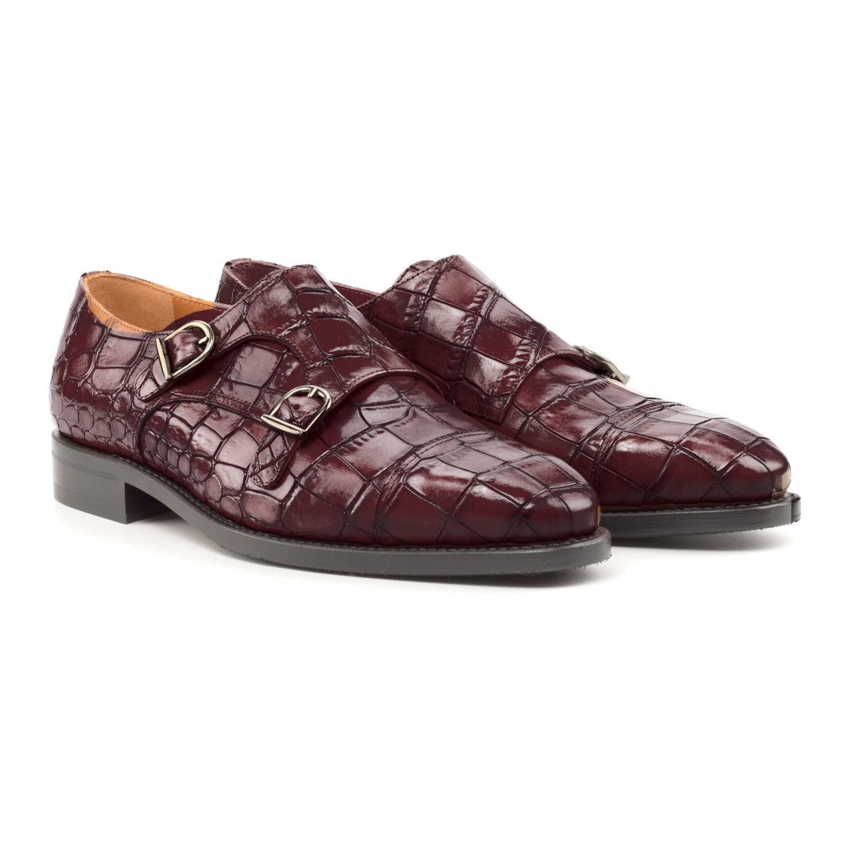 Chaussure double boucle en cuir croco bordeaux, la paire vue de trois quarts avant