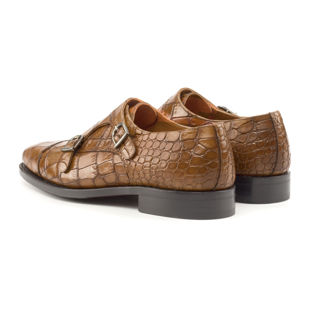 Chaussure double boucle en cuir croco marron moyen, la paire vue de trois quarts arrière