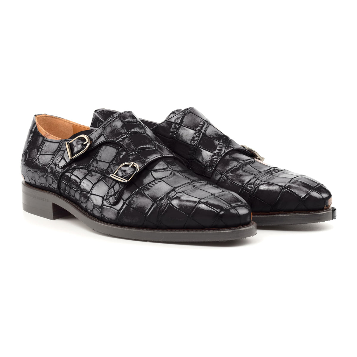 Chaussure double boucle en cuir croco noir, la paire vue de trois quarts avant