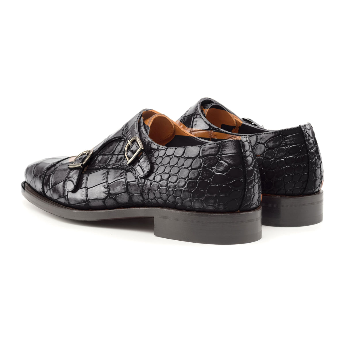 Chaussure double boucle en cuir croco noir, la paire vue de trois quarts arrière