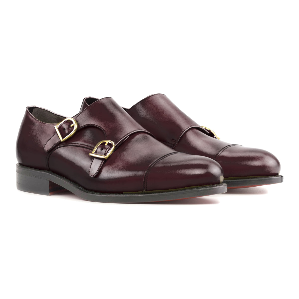 Chaussure double boucle en cuir teinté main bordeaux, la paire vue de trois quarts avant