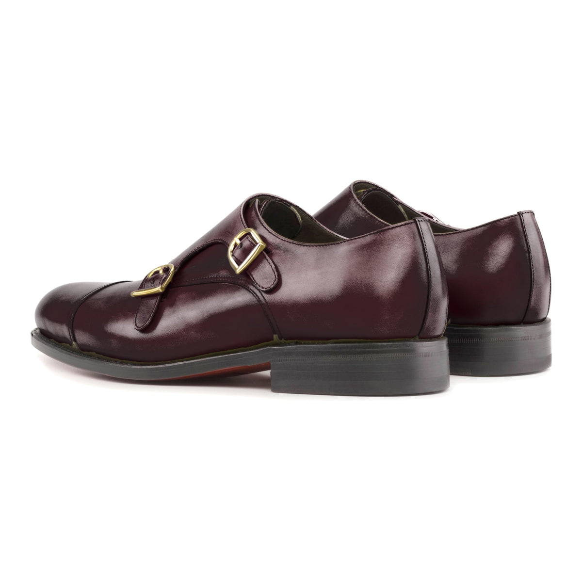 Chaussure double boucle en cuir teinté main bordeaux, la paire vue de trois quarts arrière