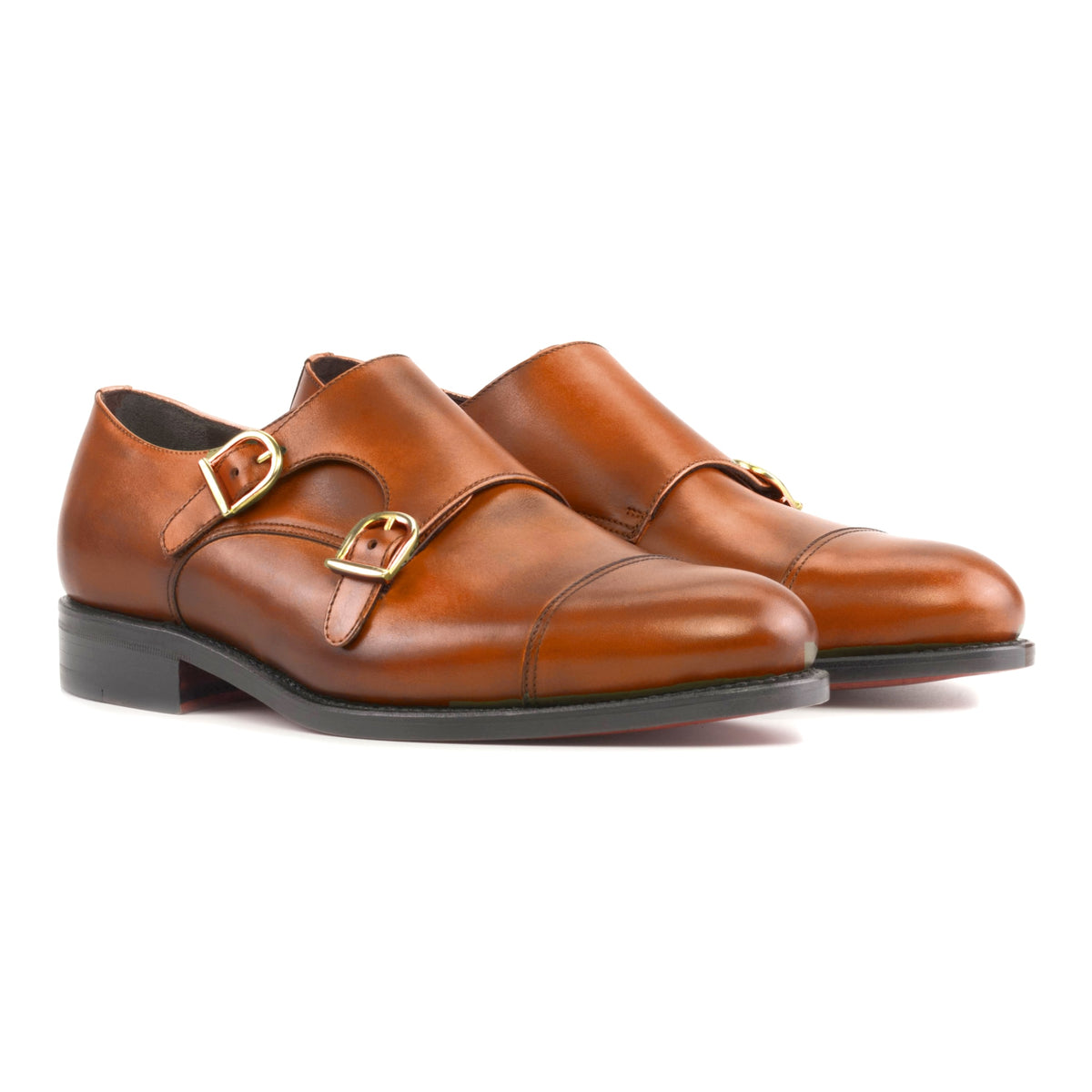 Chaussure double boucle en cuir teinté main cognac, la paire vue de trois quarts avant