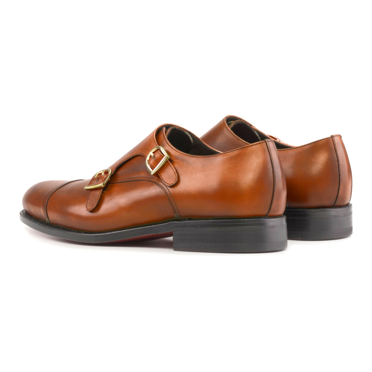 Chaussure double boucle en cuir teinté main cognac, la paire vue de trois quarts arrière