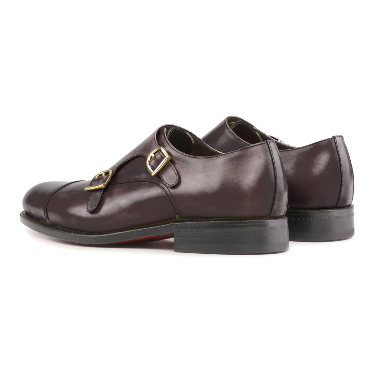 Chaussure double boucle en cuir teinté main marron foncé, la paire vue de trois quarts arrière