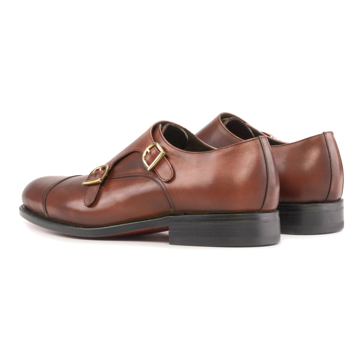 Chaussure double boucle en cuir teinté main marron moyen, la paire vue de trois quarts arrière