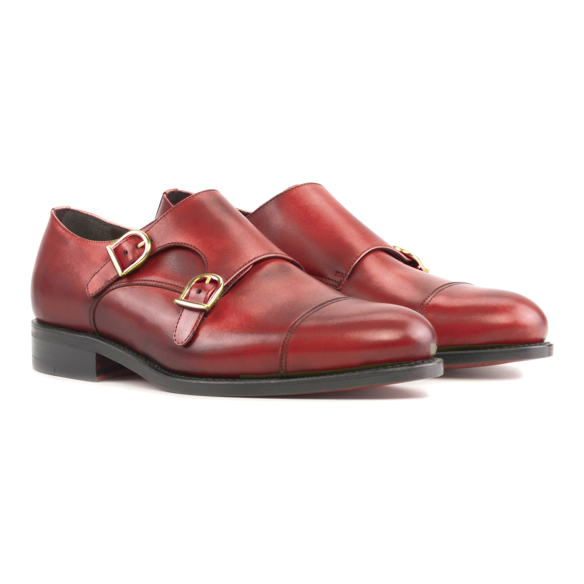 Chaussure double boucle en cuir teinté main rouge, la paire vue de trois quarts avant