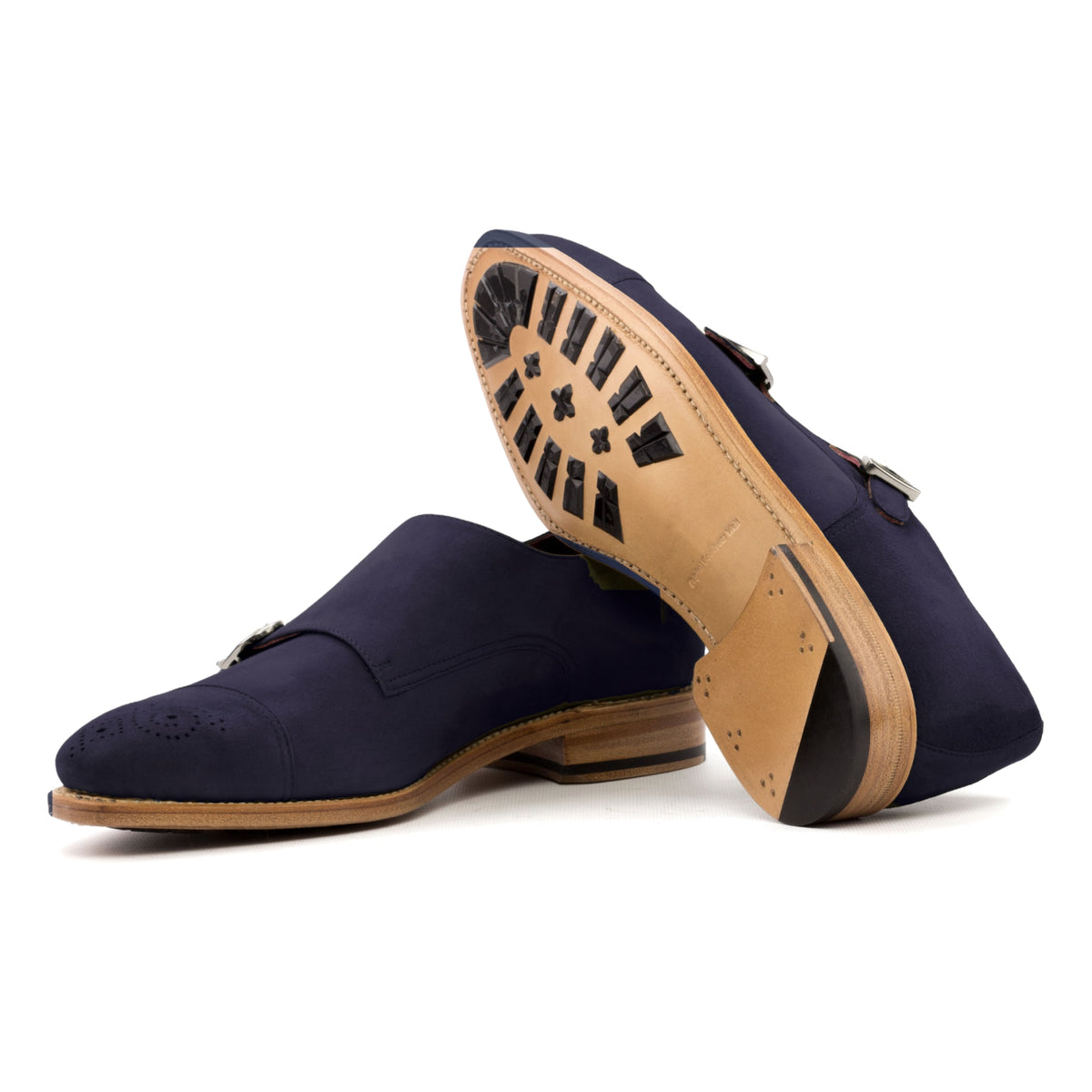 Chaussure double boucle en daim bleu marine : une chaussure debout, l’autre couchée montre sa semelle