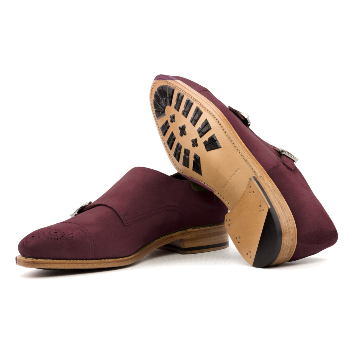 Chaussure double boucle en daim bordeaux : une chaussure debout, l’autre couchée montre sa semelle